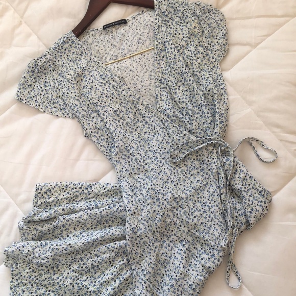 Brandy Melville Dresses & Skirts - Brandy Melville mid length wrap dress